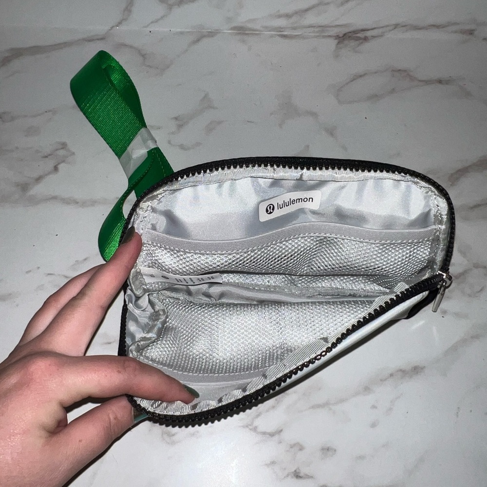 RARE scream green vapor Lululemon belt bag brand new - Picture 6 of 9